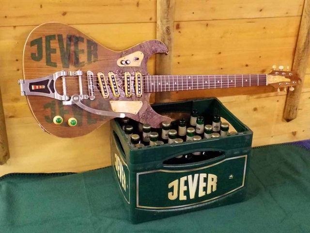 Veranda-Guitars Jever Biergitarre in Mosrite Form