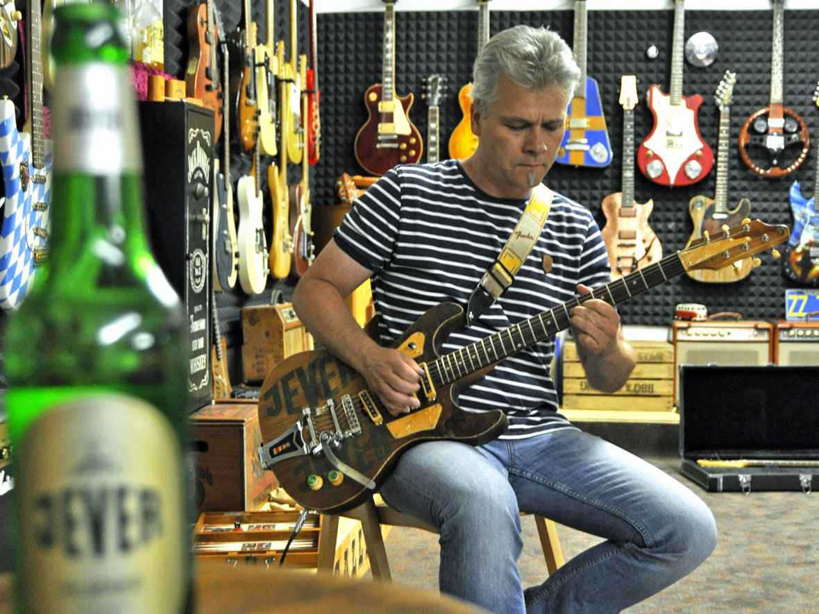 Robert Walch mit der Jever Pils Gitarre in der Veranda-Guitar-Gallery